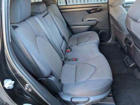 Used 2024 Toyota Highlander LE image 5