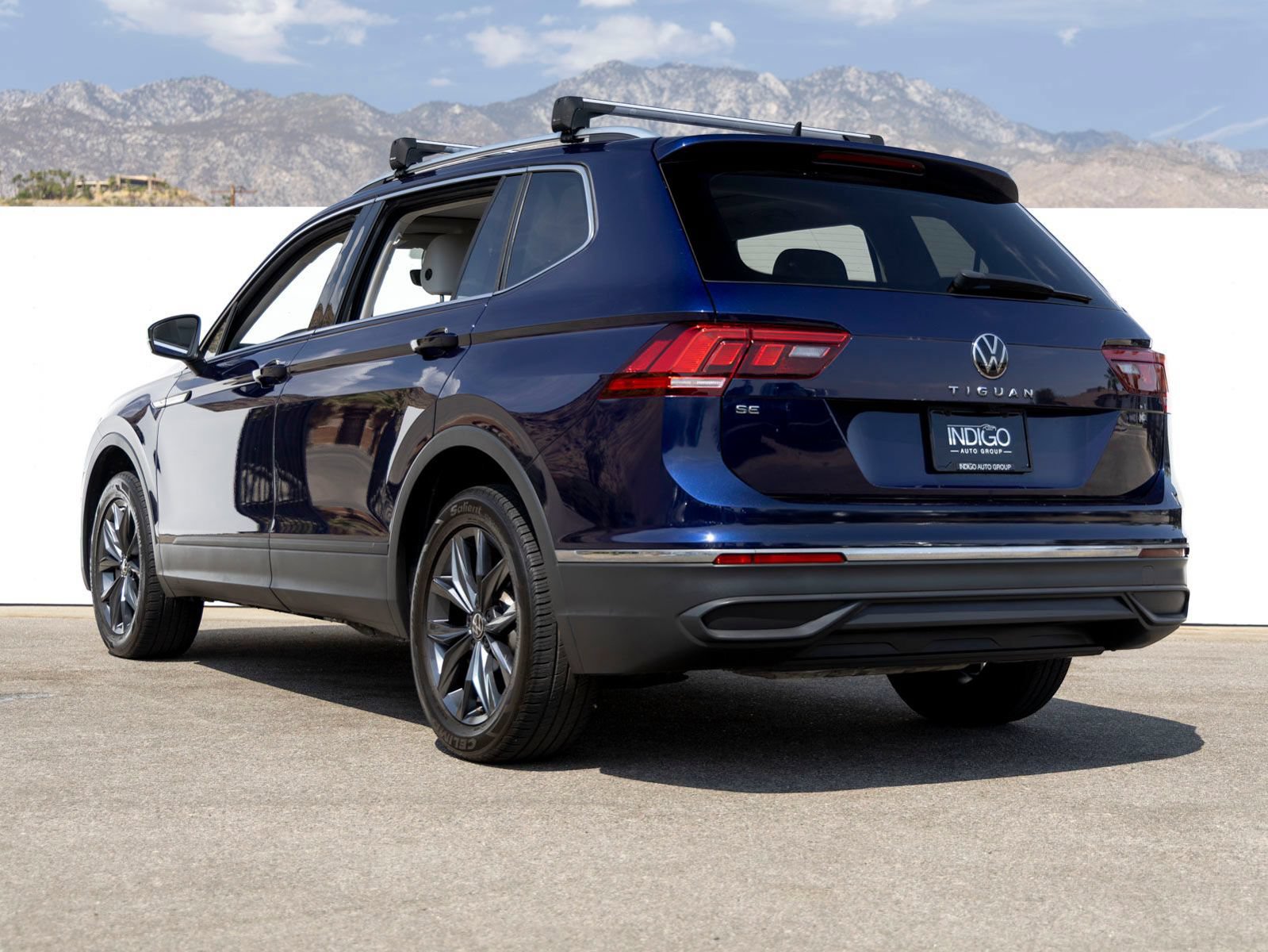 Used 2023 Volkswagen Tiguan SE w/ Panoramic Sunroof Package FWD image 4