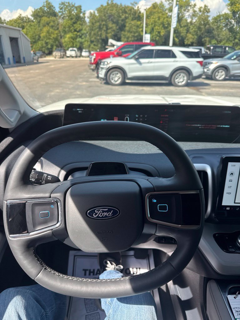 Used 2025 Ford Expedition Active RWD image 9