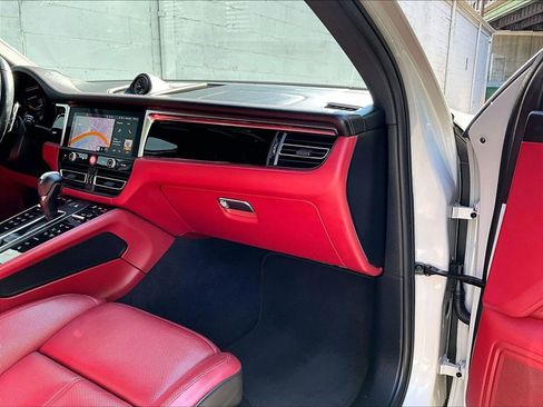Certified 2023 Porsche Macan AWD/4WD image 19