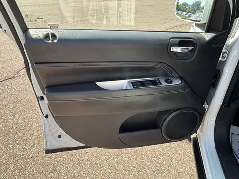 Used 2014 Jeep Compass Latitude FWD image 14