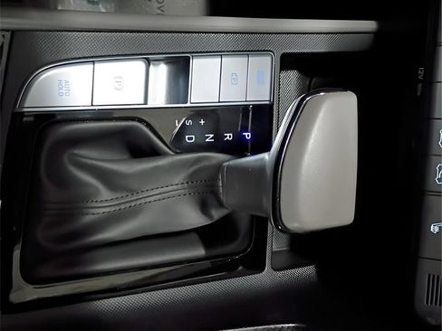 Certified 2025 Hyundai Elantra SEL image 17