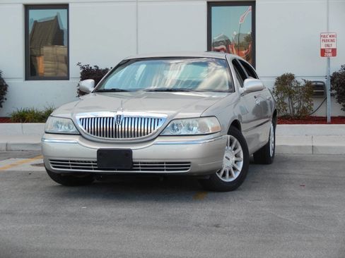 Used 2007 Lincoln Town Car Signature image 3