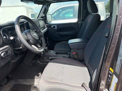 Used 2025 Jeep Wrangler Unlimited Rubicon AWD/4WD image 2