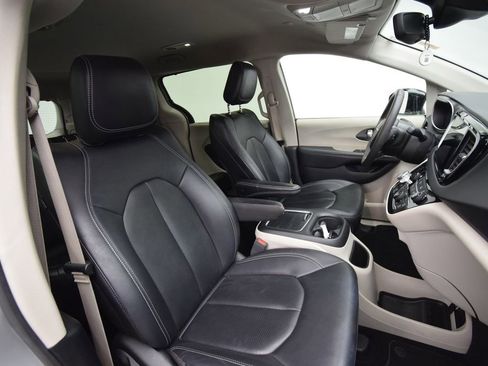 Used 2024 Chrysler Pacifica Touring-L image 17