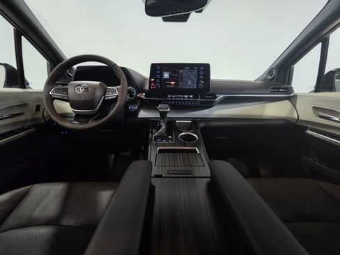 Used 2023 Toyota Sienna Platinum image 14