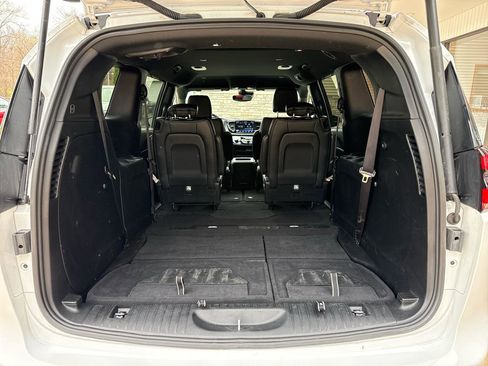 Used 2025 Chrysler Pacifica Select image 19