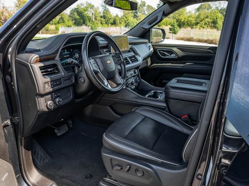 Used 2023 Chevrolet Suburban Premier image 17