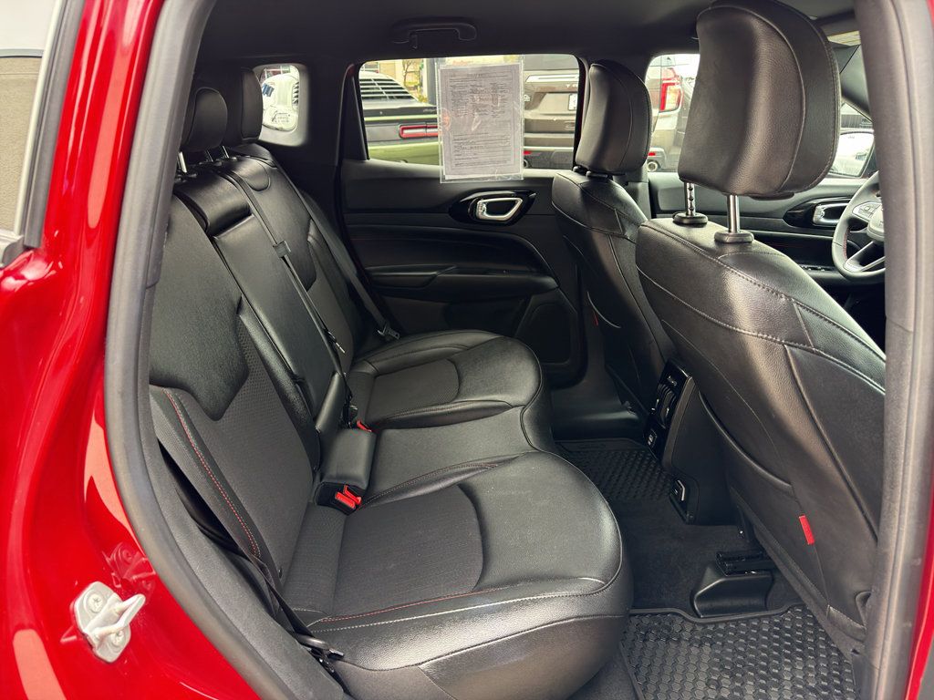 Used 2025 Jeep Compass Trailhawk AWD/4WD image 10