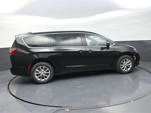 New 2026 Chrysler Pacifica Select image 8