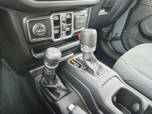 Used 2025 Jeep Wrangler Unlimited Sahara AWD/4WD image 32