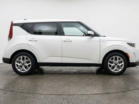 Used 2025 Kia Soul LX w/ LX Technology Package FWD image 11