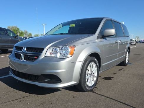Used 2016 Dodge Grand Caravan SXT image 2