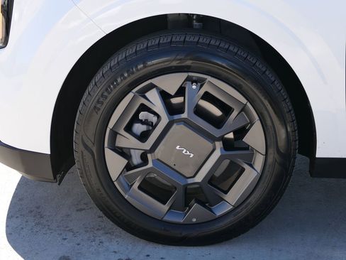 Used 2026 Kia Carnival EX image 10