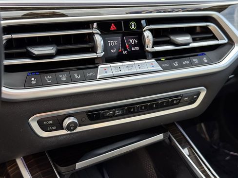 Used 2021 BMW X7 M50i w/ Cold Weather Package image 25