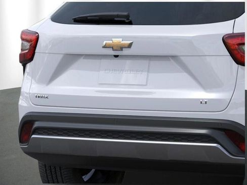 New 2026 Chevrolet Trax LT w/ Driver Confidence Package FWD image 17