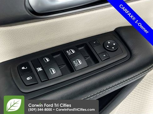 Used 2024 Chrysler Pacifica Touring-L image 12