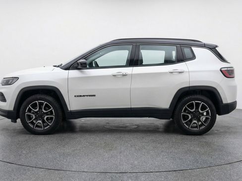 Used 2025 Jeep Compass Trailhawk image 5