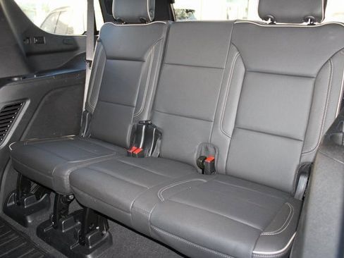 Used 2024 GMC Yukon SLT w/ SLT Luxury Package image 6