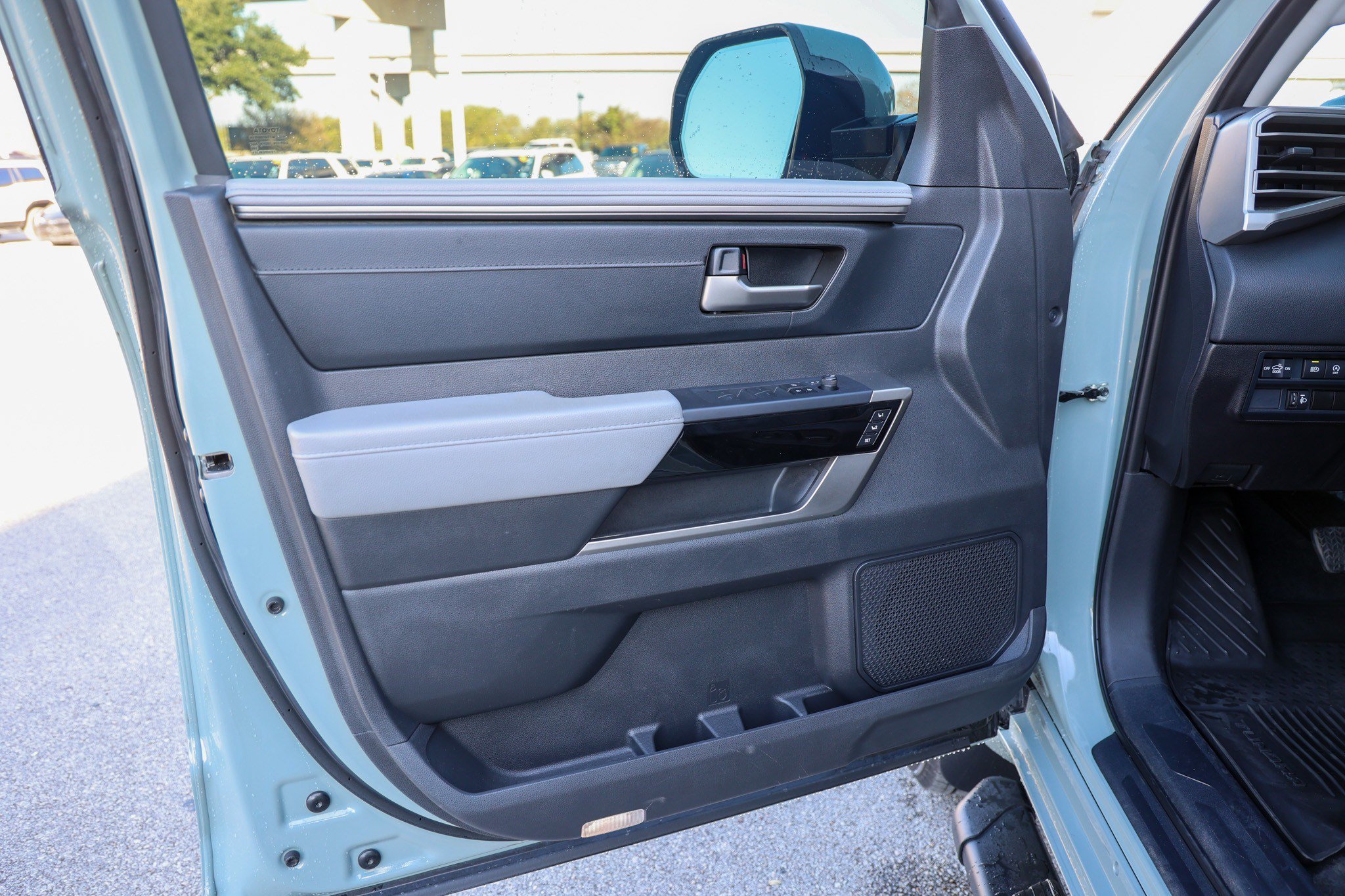 Used 2024 Toyota Tundra Limited AWD/4WD image 32