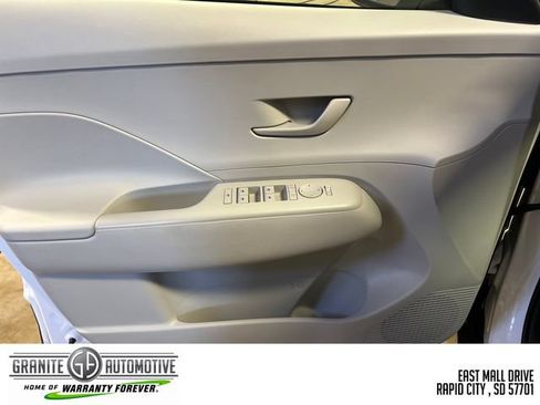 Used 2025 Hyundai Kona SEL AWD/4WD image 15