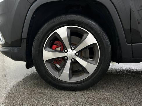 Used 2019 Jeep Cherokee Limited AWD/4WD image 37