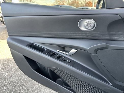 Used 2025 Hyundai Elantra SE image 29