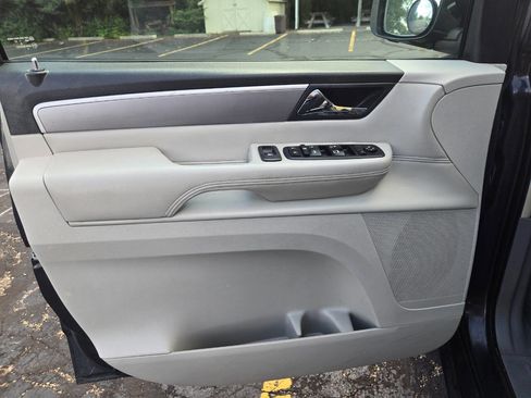 Used 2011 Volkswagen Routan SEL image 18