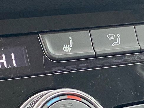 Certified 2024 Volkswagen Taos SE image 18