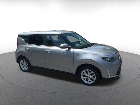 Used 2025 Kia Soul LX w/ LX Technology Package FWD image 2