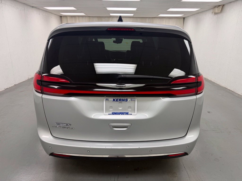 Used 2024 Chrysler Pacifica Touring-L FWD image 4