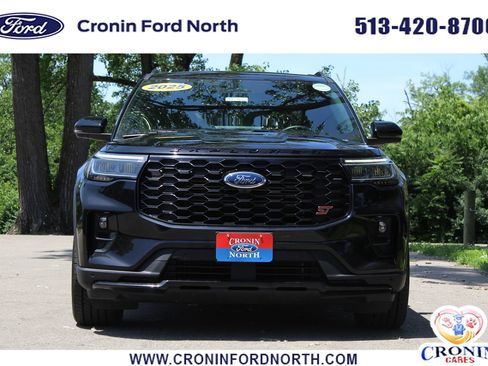 Used 2025 Ford Explorer ST AWD/4WD image 2