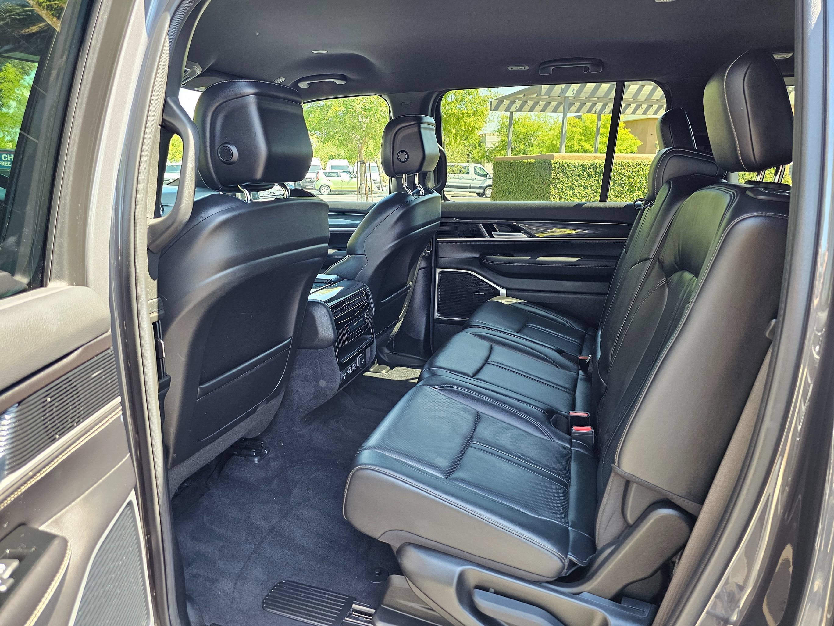 Used 2022 Jeep Wagoneer Series I AWD/4WD image 16