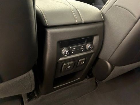 Used 2023 Chevrolet Traverse Premier image 19