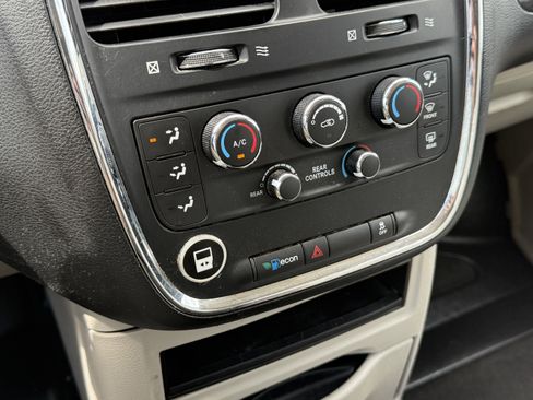 Used 2016 Dodge Grand Caravan SXT FWD image 17