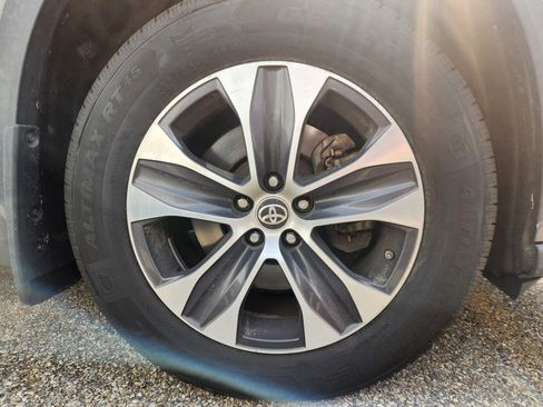 Used 2020 Toyota Highlander XLE image 5