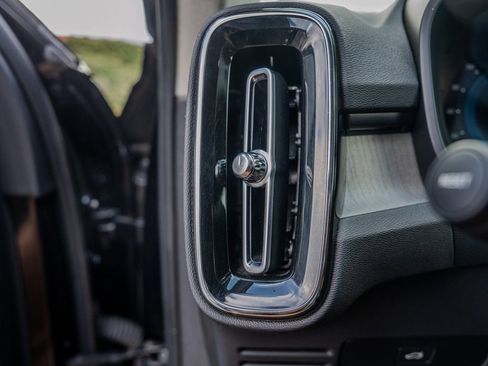 Used 2025 Volvo XC40 B5 Plus image 8