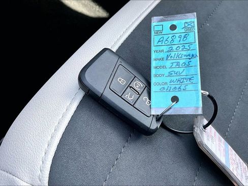 Used 2025 Volkswagen Taos SE image 11