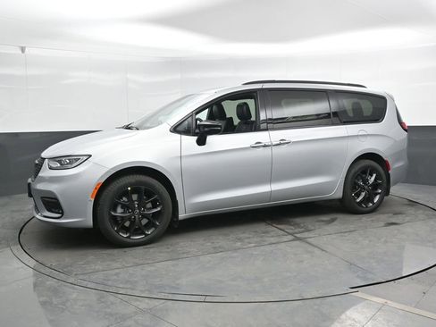New 2026 Chrysler Pacifica Select w/ S Appearance Package AWD/4WD image 7