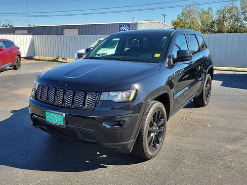 Used 2020 Jeep Grand Cherokee Altitude image 3