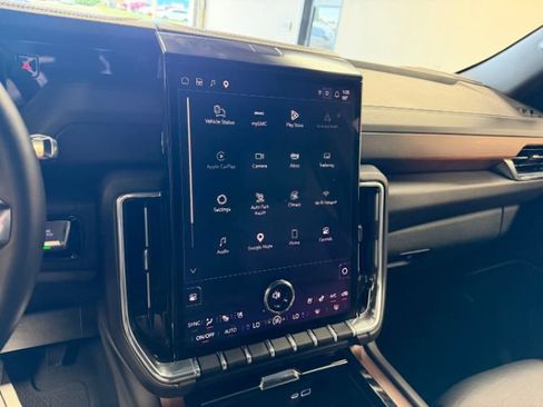 Used 2025 GMC Yukon Denali AWD/4WD image 12