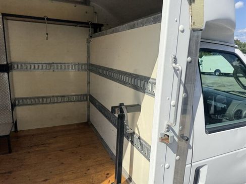 Used 2006 Ford E-350 and Econoline 350 Super Duty RWD image 29