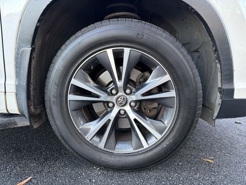 Used 2016 Toyota Highlander XLE image 14