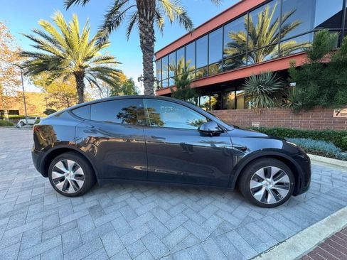 Used 2024 Tesla Model Y Long Range AWD/4WD image 8