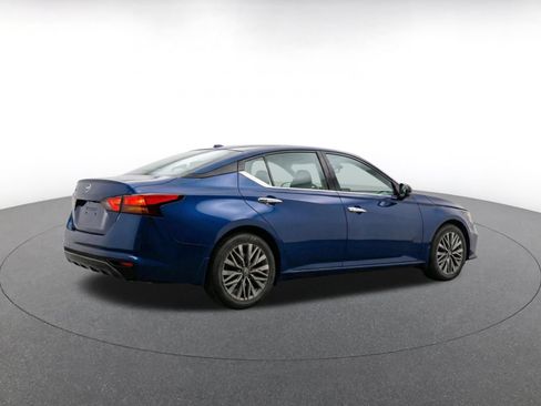 Used 2025 Nissan Altima 2.5 SV FWD image 9