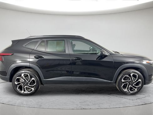 Used 2024 Chevrolet Trax RS w/ Sunroof Package FWD image 3
