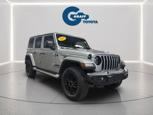 Used 2019 Jeep Wrangler Unlimited Sahara AWD/4WD image 3