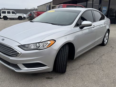 Used 2018 Ford Fusion SE w/ Fusion SE Technology Package image 4