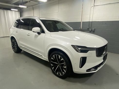 Used 2025 Volvo XC90 B6 Plus image 4