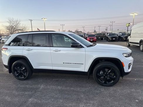 New 2025 Jeep Grand Cherokee Altitude image 11